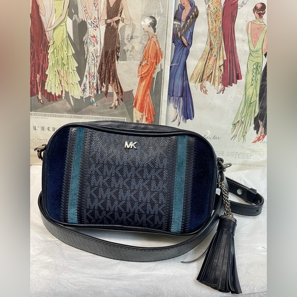 Michael Kors Handbags - Michael Kors Camera XBody